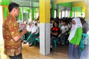 Sosialisasi bahaya penggunaan narkoba di SMK Darma.